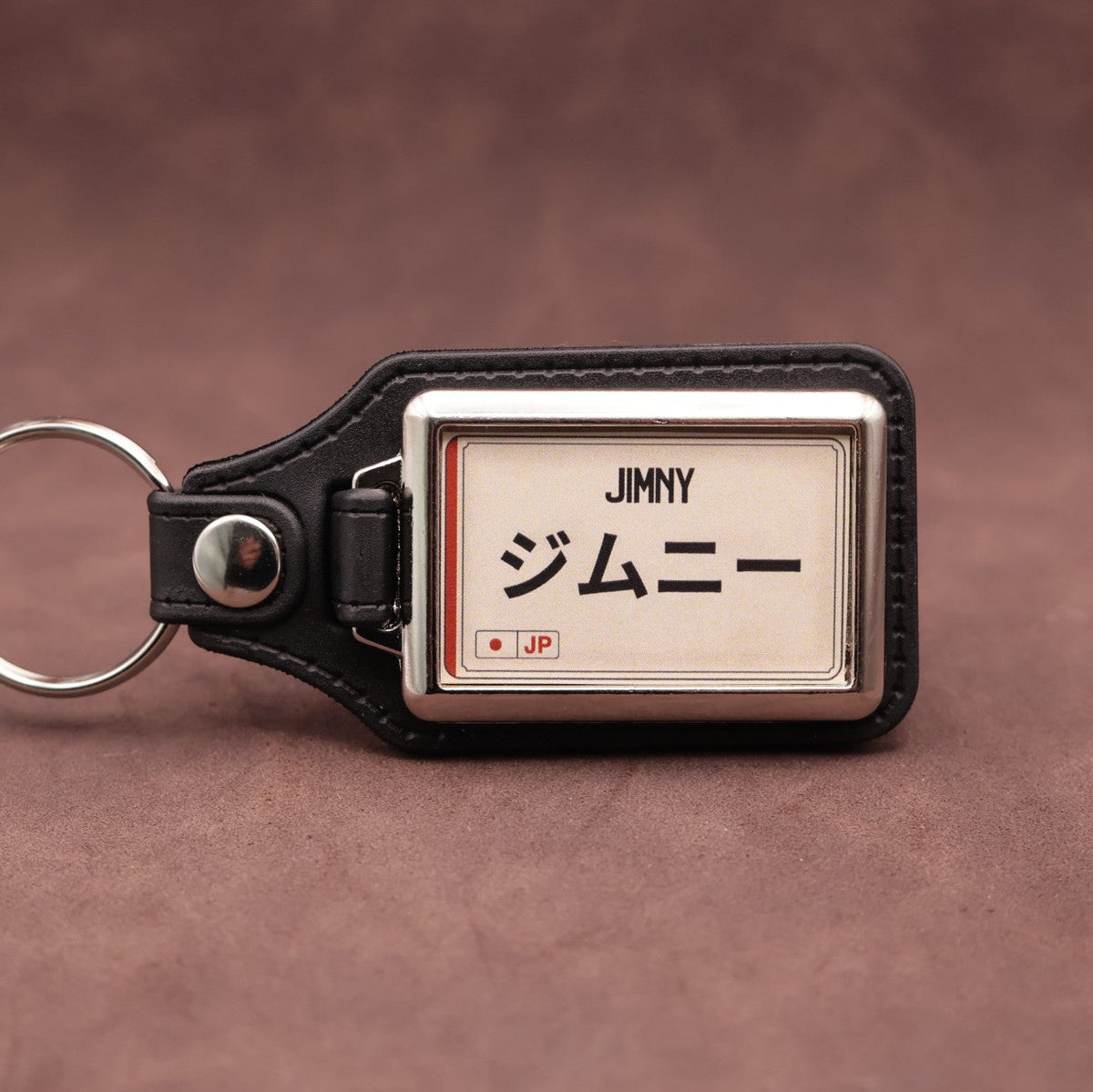 Suzuki Jimny keyring with Japanese katakana and model lettering on a cream plate-inspired insert