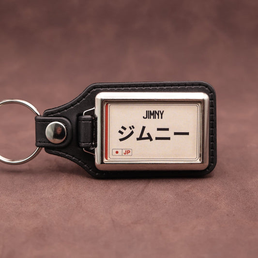 Suzuki Jimny keyring with Japanese katakana and model lettering on a cream plate-inspired insert