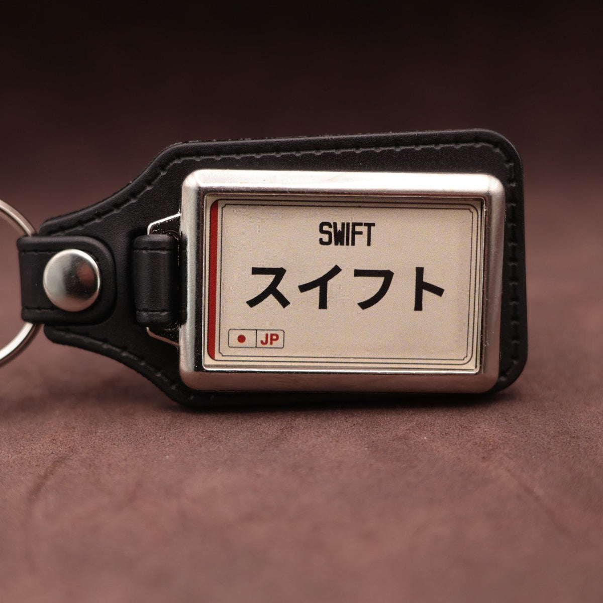 Suzuki Swift keyring with Japanese katakana and model lettering on a cream plate-inspired insert